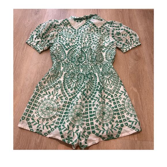 Main Strip NWT Eyelet Lace Puff Sleeve Romper Green White Boho Tropical Medium - Picture 6 of 8